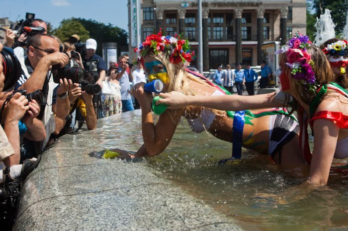  FEMEN     (30 )