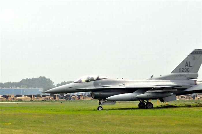    F-16 (24 )