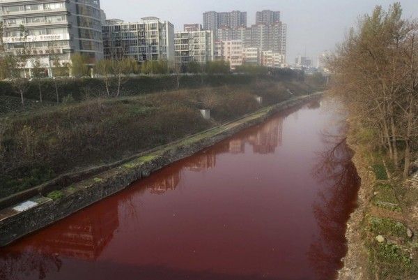В Китае появилась кровавая река (3 фото)