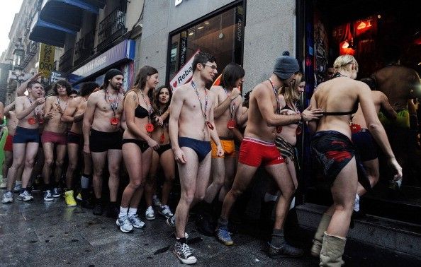 На Новый Год по Мадриду носятся голые толпы (15 фото)