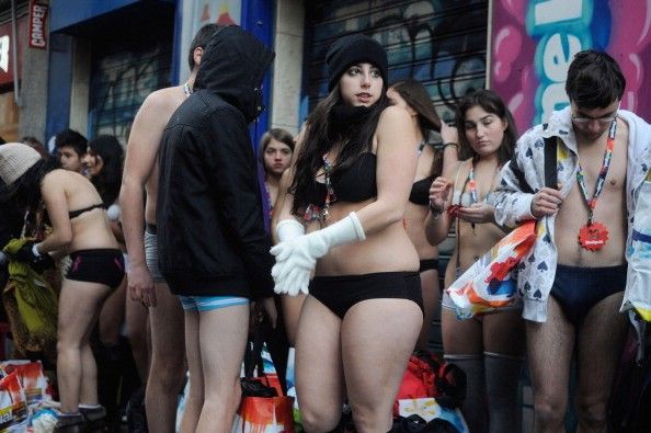 На Новый Год по Мадриду носятся голые толпы (15 фото)