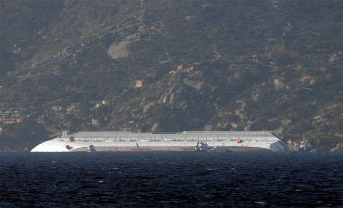 Крушение круизного судна у берегов Италии (32 фото)