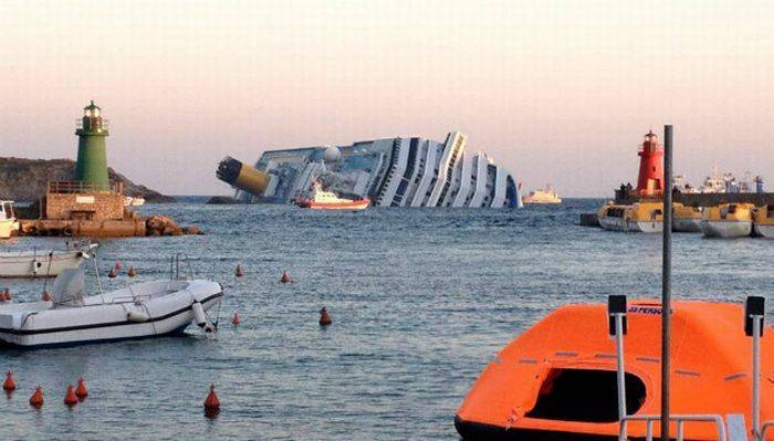 Крушение круизного судна у берегов Италии (32 фото)