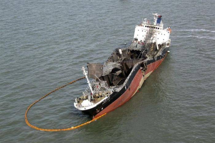 Взрыв нефтяного танкера (4 фото)