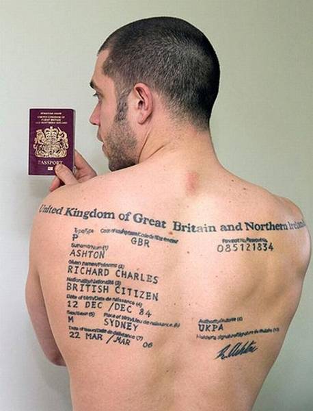 Татуировка паспорта на спине (2 фото)