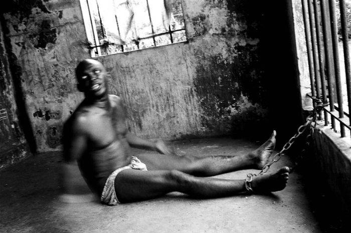 Страшные фотографии тюрем и больниц в Сьерра-Леоне (63 фото)