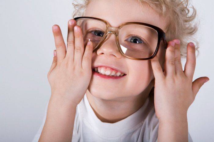 Забавные детишки в очках (45 фото)