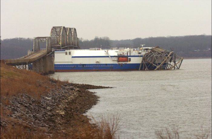 Судно снесло мост в Кентукки (8 фото)