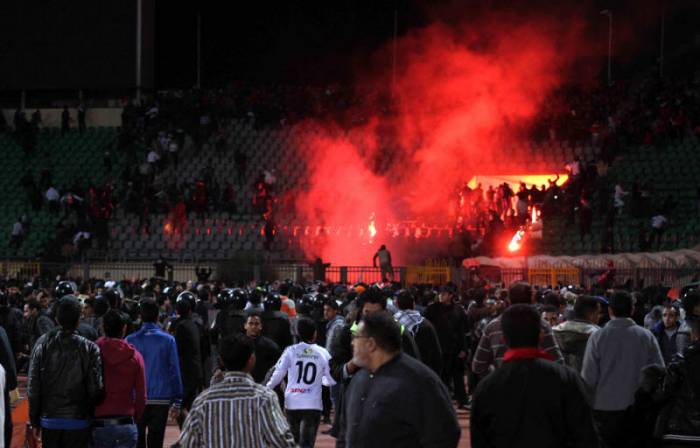 Футбольные фанаты подожгли стадион в Каире (8 фото)