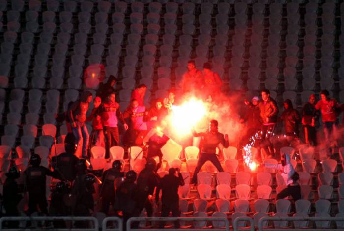 Футбольные фанаты подожгли стадион в Каире (8 фото)