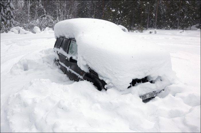Два месяца в заваленном снегом авто (7 фото)