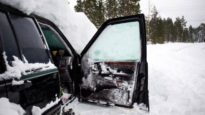 Два месяца в заваленном снегом авто (7 фото)