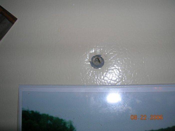 Шальная пуля попала в дом (13 фото)