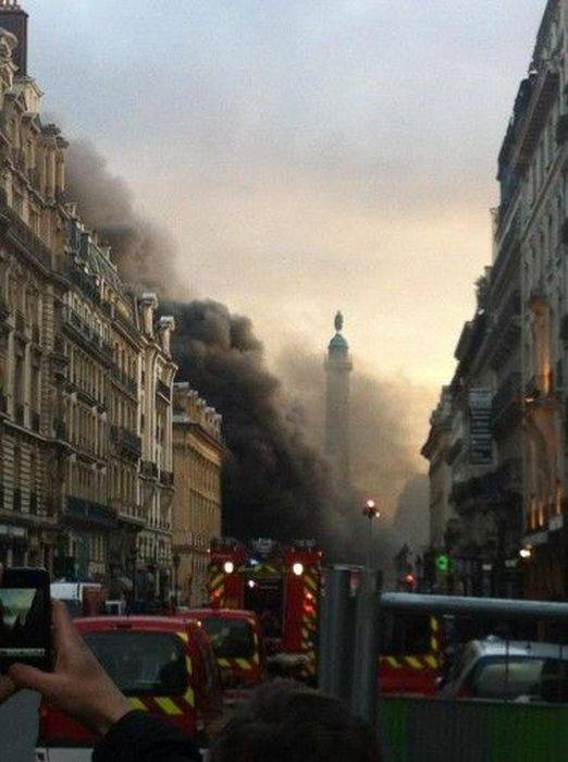 Пожар на стоянке в Париже (11 фото)