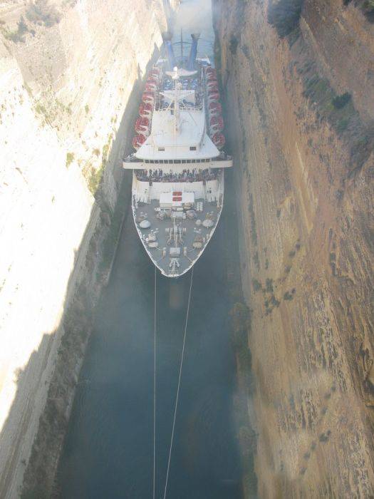 Коринфский канал в Греции (16 фото)