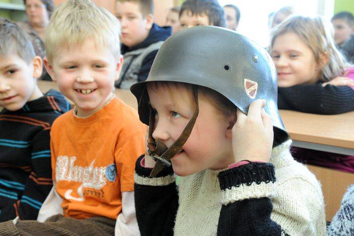 Урок патриотизма в латвийской школе (9 фото)