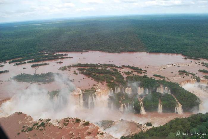 Водопад Игуасу – большая вода на границе двух стран (16 фото)