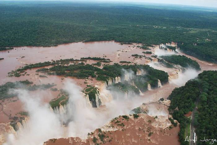 Водопад Игуасу – большая вода на границе двух стран (16 фото)