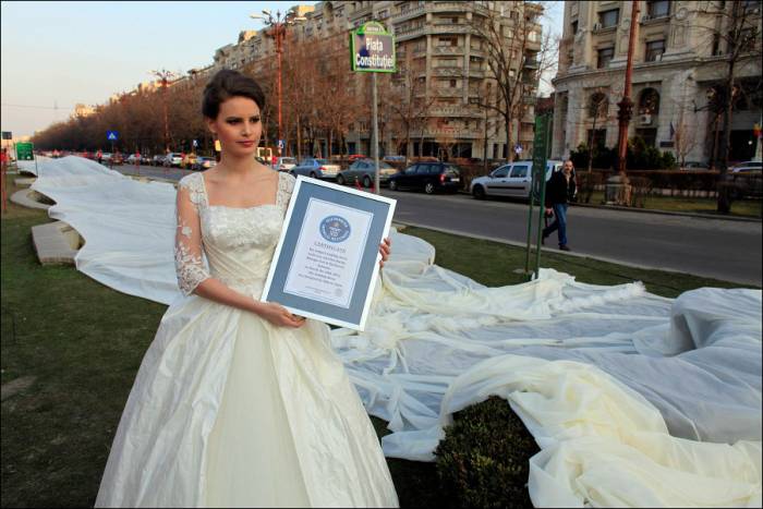 Самый длинный в мире шлейф свадебного платья (4 фото)