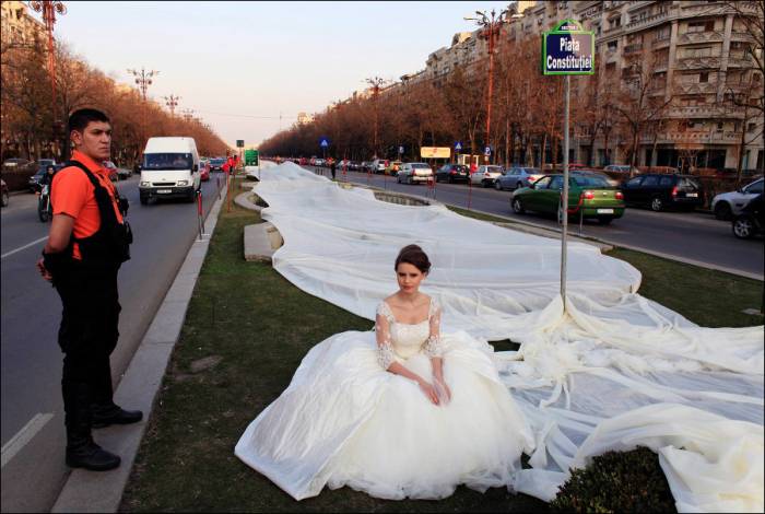 Самый длинный в мире шлейф свадебного платья (4 фото)