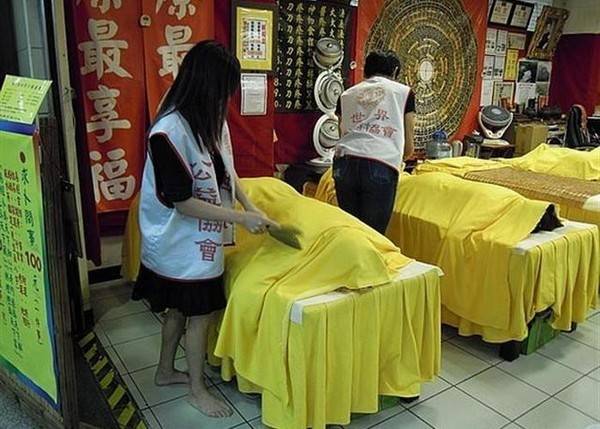 Китайский массаж под лезвием ножа (4 фото)
