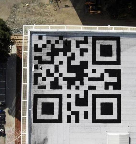Огромный QR-код на крыше штаб-квартиры Facebook (3 фото)