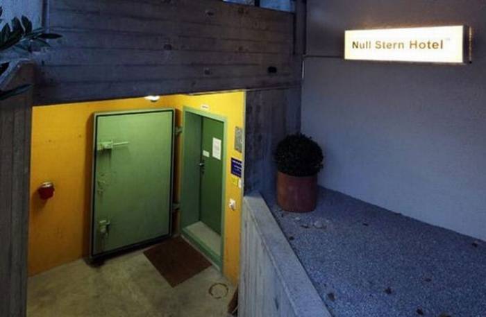В Швейцарии открылся первый в мире нулезвездочный отель (7 фото)
