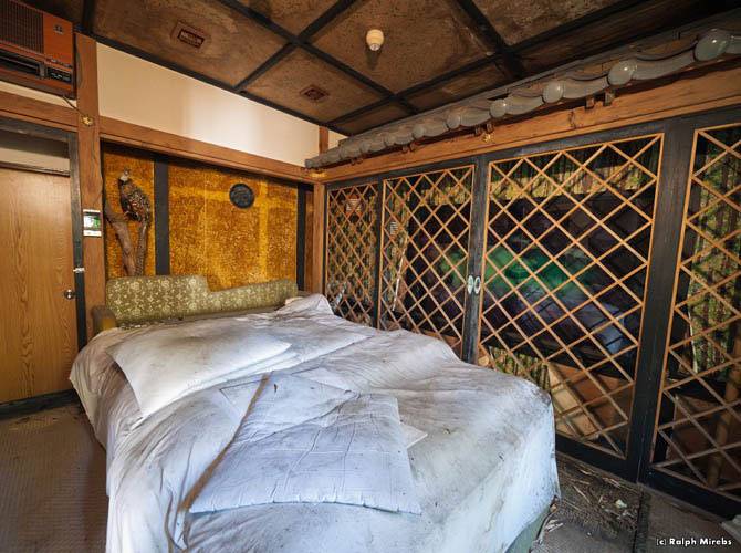 Заброшенный love-отель в Японии (45 фото)