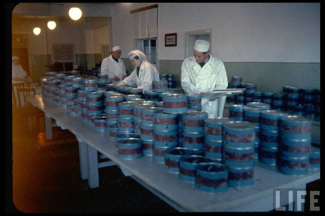 Как добывали черную икру в 1960 году (29 фото)