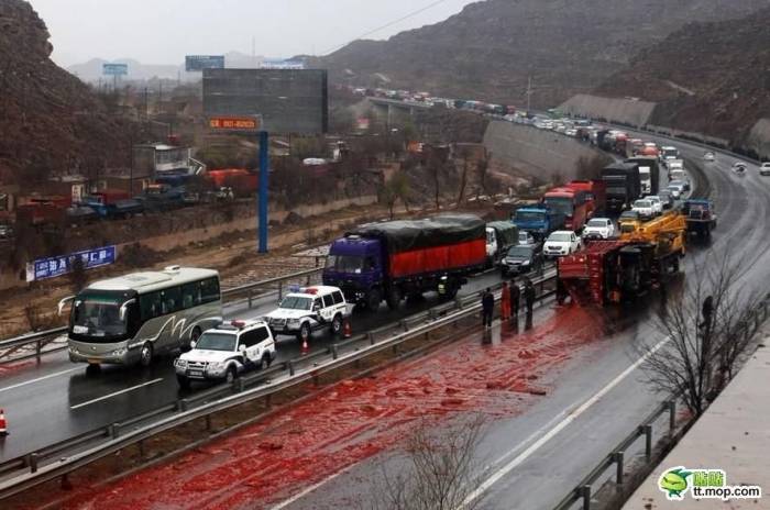 Авария грузовика с соусом чили в Китае (6 фото)
