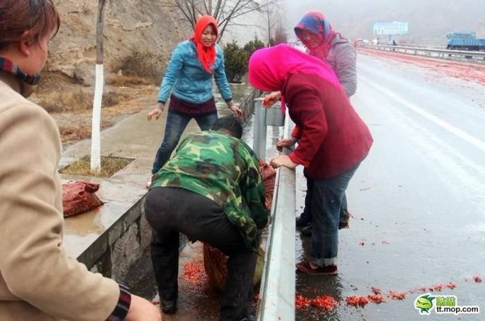Авария грузовика с соусом чили в Китае (6 фото)