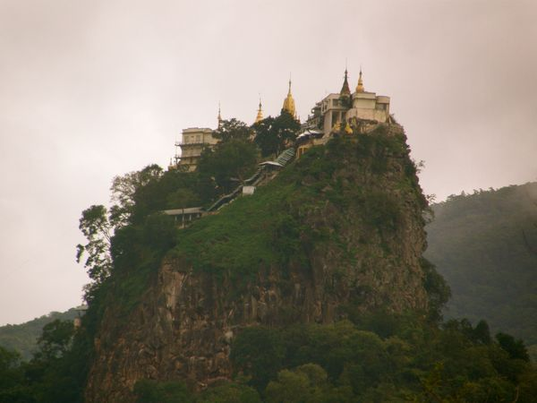 Монастырь Таунг Калат (4 фото)