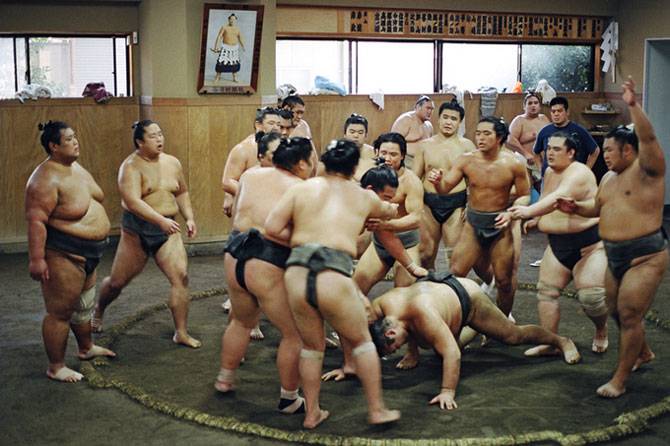 Жизнь борцов сумо (22 фото)