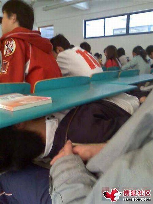 Как спать на лекции (5 фото)