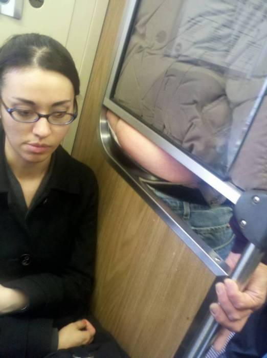Почему ненавижу ездить в метро (2 фото)
