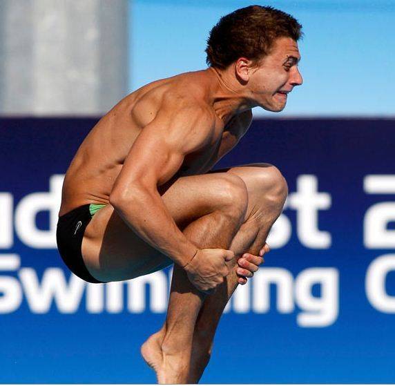 Смешные выражения лиц и позы прыгунов в воду (21 фото)