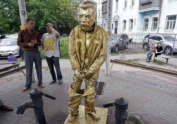 Скульптура писающего Сталина (5 фото)