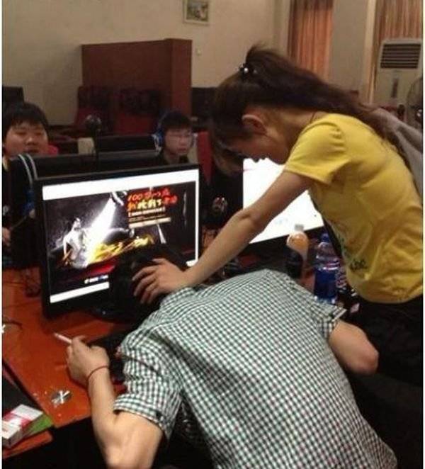 Как девушка отучает своего парня от он-лайн игр ( фото)