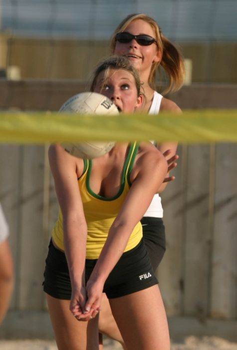 Девушки играют в волейбол (19 фото)