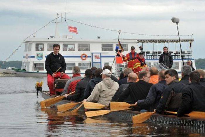 Лодка с министрами перевернулась в Германии (15 фото)