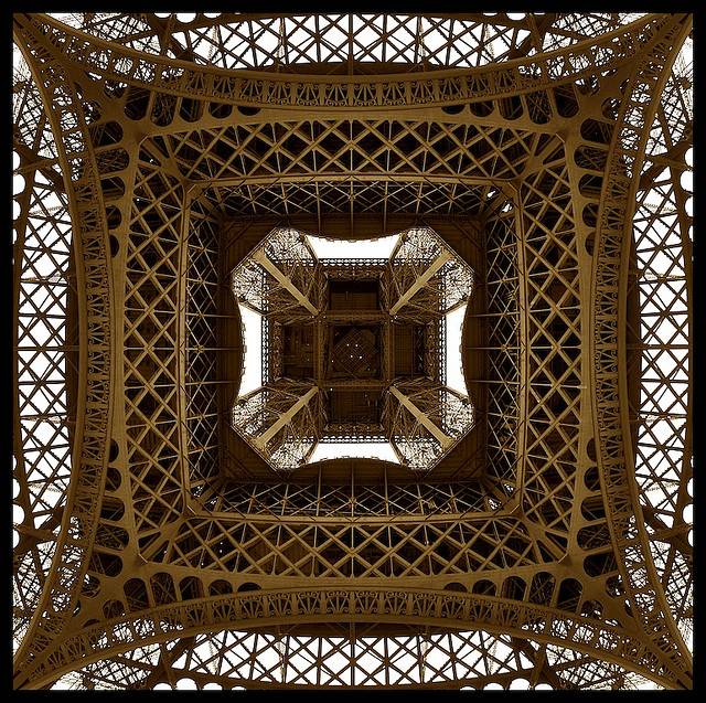 Нестандартный взгляд на Эйфелеву башню (15 фото)