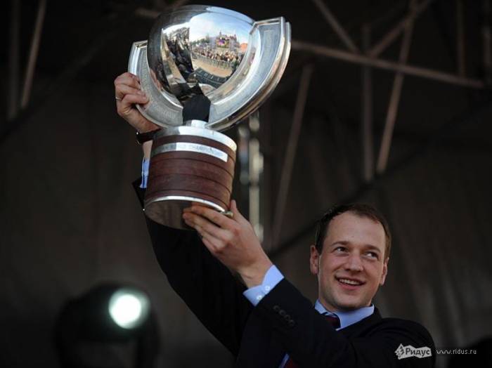 Российские хоккеисты привезли Кубок мира к стенам московского Кремля