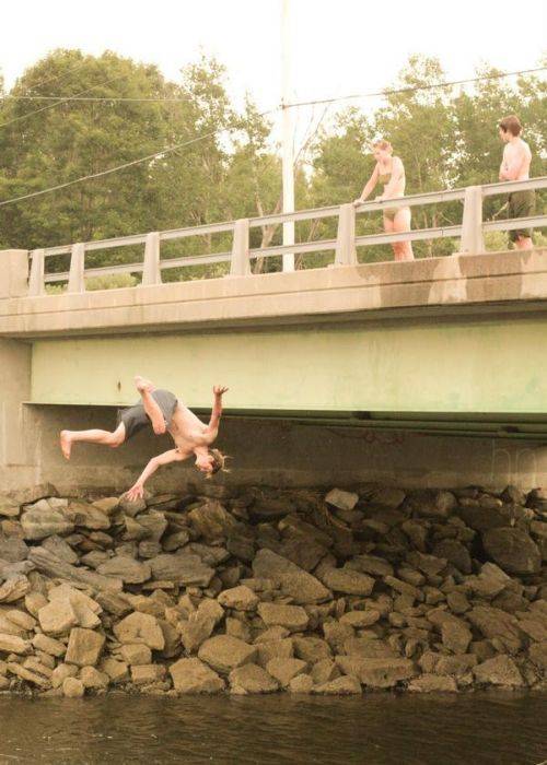 Люди прыгают с моста (20 фото)