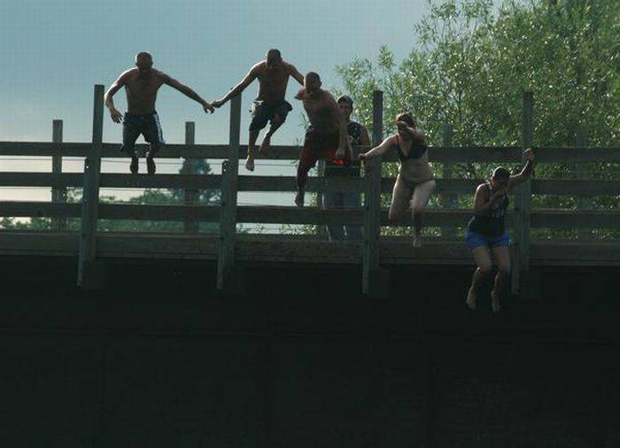 Люди прыгают с моста (20 фото)