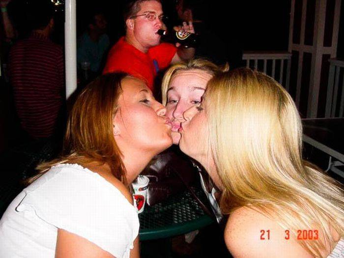 Фотобомбы с сексуальными целующимися девушками (59 фото)