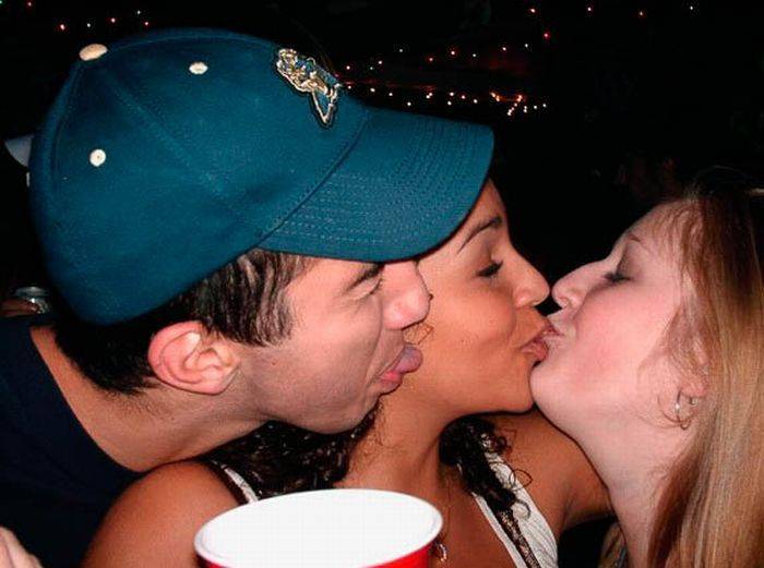 Фотобомбы с сексуальными целующимися девушками (59 фото)