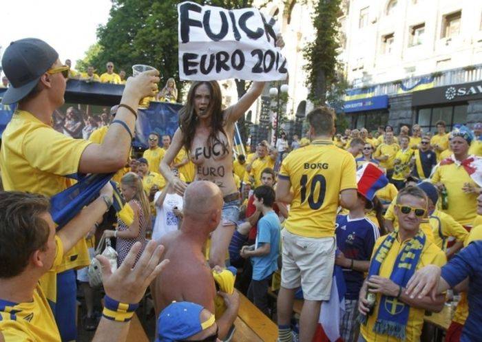 Активистки FEMEN против фанатов чемпионата Евро-2012 (16 фото НЮ)