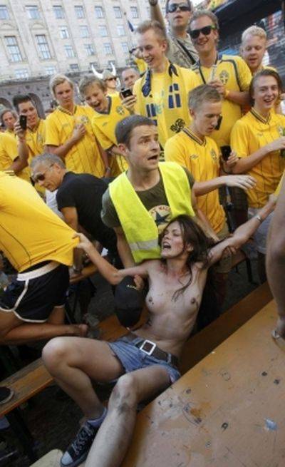Активистки FEMEN против фанатов чемпионата Евро-2012 (16 фото НЮ)