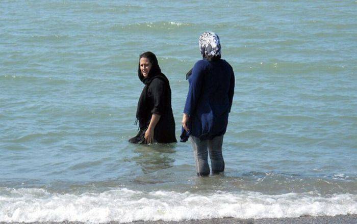 Женщины на пляжах Ирана (5 фото)