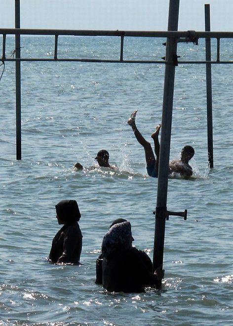 Женщины на пляжах Ирана (5 фото)